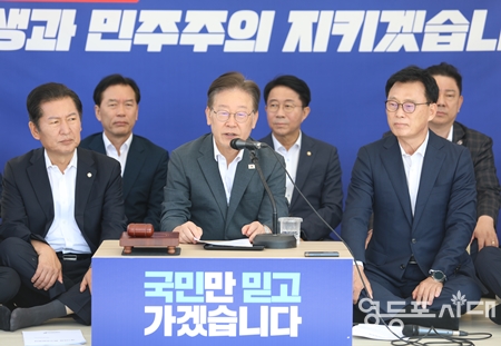 ▲이재명 대표가 9월 6일 국회 본청 앞 단식 농성장에서 열린 최고위원회 모두 발언에서 “헌법을 부정하고 특히 그 헌법 중에서도 가장 기본 중의 기본 원리라고 할 국민주권을 부정한 통일부 장관을 즉각 경질하라”라고 윤석열 대통령에게 요구하고 있다. Ⓒ영등포시대