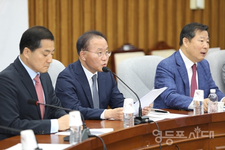 ▲국민의힘 윤재옥 원내대표(사진 왼쪽에서 두 번째)가 9월 8일 국회에서 열린 원내대책회의 모두 발언에서 “윤석열 정부가 할 말 을 하는 당당한 외교로 지난 정부와의 차별성을 보여주고 있다”라고 강조하고 있다. Ⓒ영등포시대