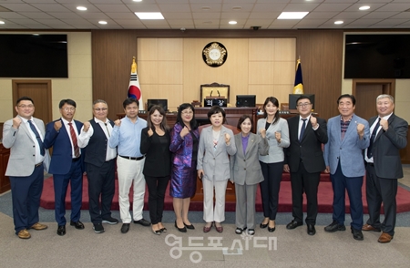 ▲몽골 다르항 국립대학교와 사립대학교 총장단 일행이 영등포구의회를 방문해 기념사진을 찍고 있다./이미지=남완현 구의원 제공