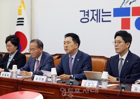 ▲김기현 국민의힘 대표(사진 가운데)가 9월 18일 오후 국회에서 열린 최고위원회 모두 발언에서 민주당이 “내각 총사퇴, 국무총리 해임”을 주장하는 것에 대해 “의도 자체도 순수하지 않을 뿐 아니라, 아무리 정파가 다르다고 하더라도 이해하기 어려운 무리한 요구이다”라고 민주당의 요구를 일축하고 있다. Ⓒ영등포시대 