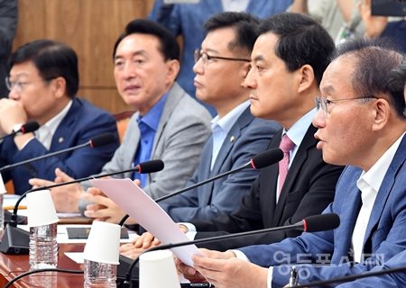 ▲윤재옥 원내대표(사진 오른쪽)가 9월 19일 국회에서 열린 원내대책회의 모두 발언에서 18일 있었던 민주당 원내교섭단체 대표연설에 대해 조목조목 반박하고 있다. Ⓒ영등포시대