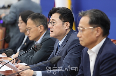 ▲민주당 홍익표 원내대표가 10월 3일 국회에서 기자 간담회를 열고 “윤석열 정부와 여당은 한심하고 경제와 민생위기로 국민은 한숨만 나온다는 것이 추석 명절의 민심이다”라고 주장하고 있다. Ⓒ영등포시대