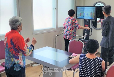 ▲어르신들이 스마트 보행기기를 활용해 운동하고 있는 모습/이미지=영등포구 제공