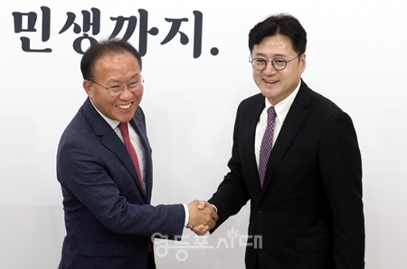 ▲윤재옥 국민의힘 원내대표(왼쪽)가  10월 4일 오후 국회에서 민주당 홍익표 신임 원내대표를 맞이하며 반갑게 악수하고 있다.Ⓒ영등포시대 