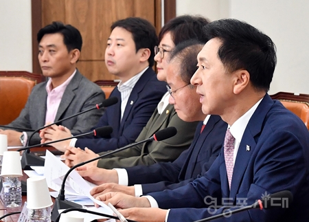 ▲김기현 국민의힘 대표(사진 오른쪽)가 10월 5일 국회에서 열린 최고위원회 모두 발언에서 강서구청장 보궐 선거와 관련해 “일 잘하는 구민의 심부름할 머슴을 뽑는 선거다”라고 강조하고 있다. Ⓒ영등포시대