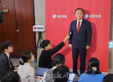 ▲윤재옥 원내대표가 5일, 최고위원회의를 마친 후 백브리핑을 갖고 “대법원장 공백에 부작용”을 강조하며 “대법원장이 신속히 임명될 수 있도록 야당의 협조”를 당부하고 있다. Ⓒ영등포시대