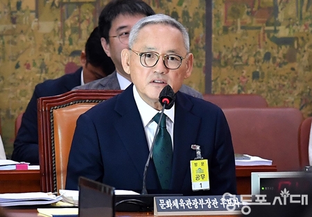 ▲유인촌 ‘문체부 장관 후보자가 10월 5일 국회에서 열린 ‘인사청문회’에서 이명박 정부 시절 문화예술인 블랙리스트 의혹에 관한 질문에 “모른다”라고 답하고 있다. Ⓒ영등포시대