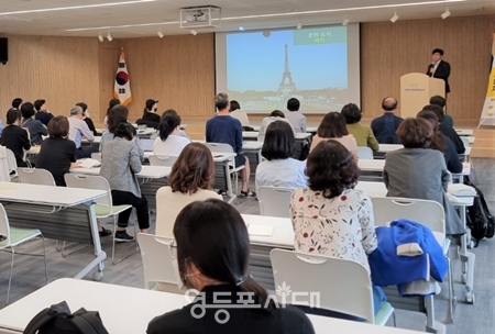 ▲ 2023년 서울대학교 평생교육원에서 진행한 ‘문화를 따라 유럽 도시를 걷다’ 수업