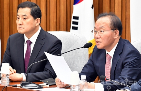 ▲윤재옥 국민의힘 원내대표(사진 오른쪽)가 10월 6일 국회에서 열린 국정감사대책회의 모두 발언에서 “경제 활력과 서민 생활 안정에 기여하는 민생 밀착형 국감을 만들어 나가겠다”라고 밝히고 있다. Ⓒ영등포시대