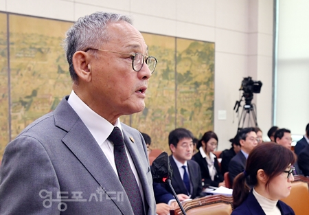 ▲유인촌 문화체육관광부 장관이 10월 10일 국감에 출석, 업무보고를 통해 “문화정책 강화를 최우선으로 하겠다”라고 밝히고 있다. Ⓒ영등포시대