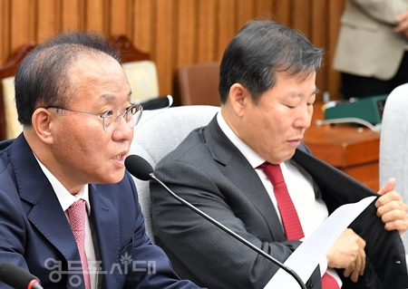 ▲윤재옥 원내대표(사진 왼쪽)가 10월 13일 오전 국회에서열린 국정감사대책회의 모두발언에서 “9.19 군사합의로 인해 대북 감시와 정찰에 시간적 공간적 제약을 받고 있다는 사실이 어제 국방위 국정감사에서 확인되었다”라고 밝히고 있다. Ⓒ영등포시대