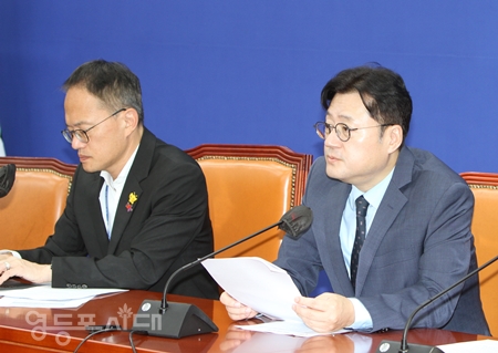 ▲홍익표 원내대표(사진 오른쪽)가 10월 16일 국회에서 열린 최고위원회 모두 발언에서 “민주당은 정부·여당의 계속되는 국감 방해에 굴하지 않고, 오직 국민만 바라보고 국정감사에 임하겠다”라고 밝히고 있다. Ⓒ영등포시대 