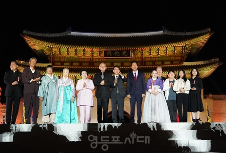 ▲오세훈 서울시장(앞줄 오른쪽에서 두 번째)이 개문식을 하고 내빈들과 포즈를 취하고 있다.  /이미지=서울시 제공