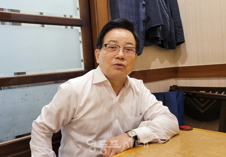 ▲강성욱 당산1동 주민자치회장 10월 16일 오후 당산1동에 있는 ‘복먹고 복받고’에서 진행된 순간 인터뷰에서 “그동안 코로나19로 인해 행사를 개최하지 못해 아쉬움을 나타내고 “그런 만큼 이번 행사를 더 알차고 즐겁게 함께할 수 있도록 준비했다”라고 밝히고 있다. Ⓒ영등포시대