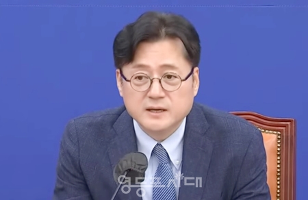 ▲홍익표 원내대표가 10월 17일 국회에서 열린 국정감사대책회의 모두 발언에서 “민주주의에서 가장 중요한 것은 선거와 투표 행위다”라며 국정원의 선거 개입 우려를 나타내고 있다 Ⓒ영등포시대