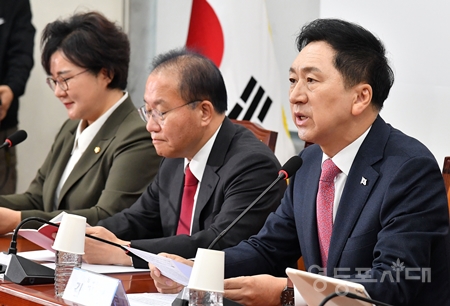 ▲국민의힘 김기현 대표(사진 오른쪽)가 10월 23일 국회에서 열린 최고위원회 모두 발언에서 “국민의힘 혁신위원장으로 인요한 교수님을 모시고자 한다”라고 밝히고 있다. Ⓒ영등포시대