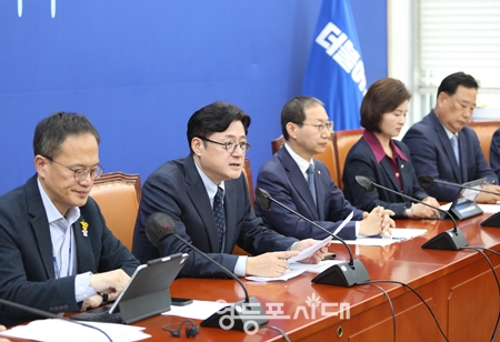 ▲홍익표 민주당 원내대표(사진 왼쪽에서 두 번째)가 10월 24일 국회에서 열린 국정감사 대책회의 모두발언에서 “정부는 재정정책을 통해 경기 변동에 효과적으로 대응해야 한다”라고 강조하고 있다. Ⓒ영등포시대 