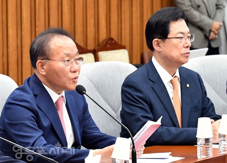 ▲윤재옥 국민의힘 원내대표(사진 왼쪽)가 23일 국회에서 열린 국정감사대책회의 모두 발언에서 ‘내각 총사퇴를 주장한 이재명 민주당 대표를 향해 “이재명 대표가 여전히 방탄 투쟁기조를 버리지 않겠다는 얘기로 들린다”라고 강조하고 있다. Ⓒ영등포시대 