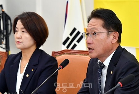 ▲배진교 정의당 원내대표(사진 오른족)가 25일 국회에서 열린 의원총회 모두 발언에서 “10·29 이태원 참사 특별법을 지금 당장 처리할 수 있다”라고 강조하고 있다. Ⓒ영등포시대