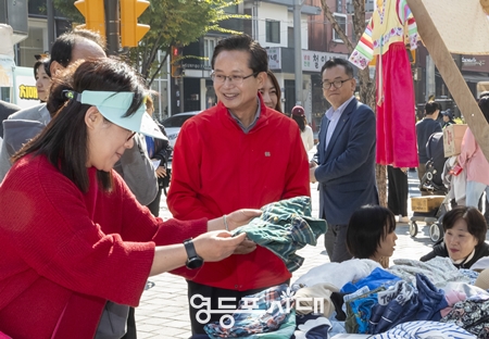 ▲최호권 영등포구청장(사진 가운데)이 28일 오전, 선유도역 2번 출구 일대에서 개최된 ‘시월의 선유’ 축제에 참석해 주민들과 소통의 시간을 갖고 있다./이미지=영등폭 제공