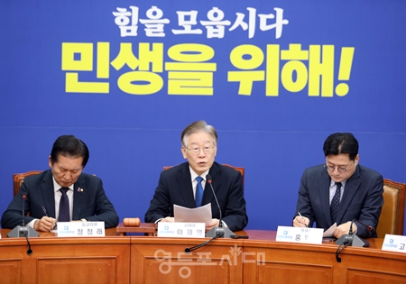 ▲이재명 대표(사진 가운데)가 30일 국회에서 열린 최고위원회 모두 발언에서 “윤석열 정부는 1년 반 동안 정말 아무 대책 없이 경제와 민생을 방치했다”라고 비판하고 있다. Ⓒ박강열 기자