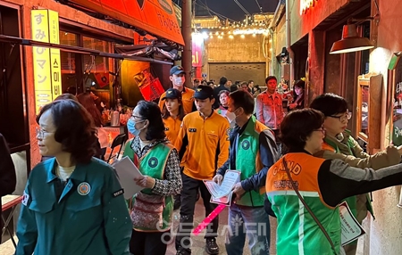 ▲문래동 일대에서 경찰서, 소방서, 자율방재단 등 유관기관이 합동점검하고 있는 모습/이미지=영등포구 제공