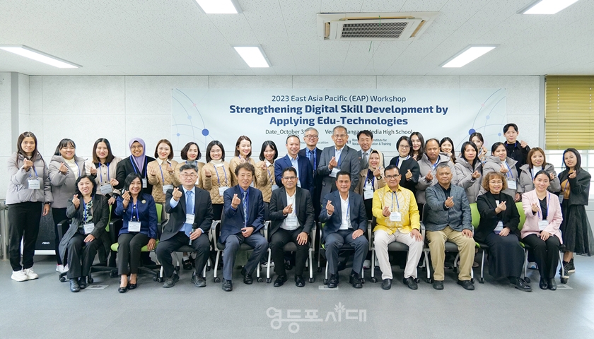 ▲한강미디어고등학교가 개최한 ‘동아시아 태평양 정책연수 워크숍’에 참석한 관계자들이 기념 촬영을 하고 있다./이미지=한강미디어고 학생기자단