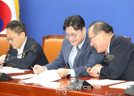 ▲정책조정회의에 처음으로 참석한 신임 이개호 정책위의장이 홍익표 원내대표와 밝은 표정으로 귀 옛말을 주고받고 있다. Ⓒ영등포시대