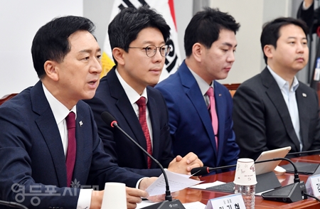 ▲김기현 대표(사진 왼쪽)가 11월 6일 국회에서 열린 최고위원회의 모두 발언에서 민주당을 향해 “김포시의 서울 편입을 찬성한다는 것인지 반대한다는 것인지를 명확히 밝히는 것이 공당의 도리이다”라고 강조하고 있다. Ⓒ영등포시대