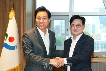 ▲오세훈 시장과 김병수 김포시장이 11월 6일 서울시청에서 만나 김포시의 서울 편입에 대한 의견을 나눴다./이미지=서울시 제공