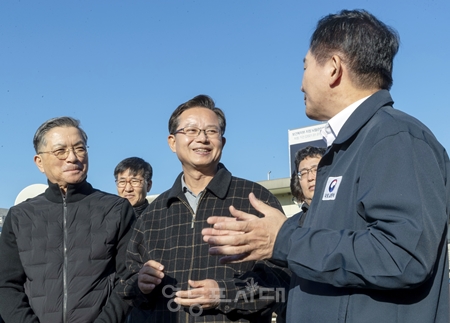 ▲최호권 영등포구청장(사진 가운데)이 7일 오후, 원희룡 국토교통부(오른쪽과) 장관과 함께 ‘영등포 쪽방촌 공공주택지구’ 현장을 방문해 사업추진 현장을 둘러보고 있다./이미지=최호권 영등포구청장 페이스북 갈무리