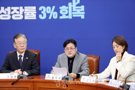 ▲홍익표 원내대표(사진 가운데)가 “어제 대통령실에 대한 국회 운영위 국정감사에서 김대기 비서실장의 재산 신고와 관련된 문제가 제기됐다”라고 밝히고 있다. Ⓒ영등포시대