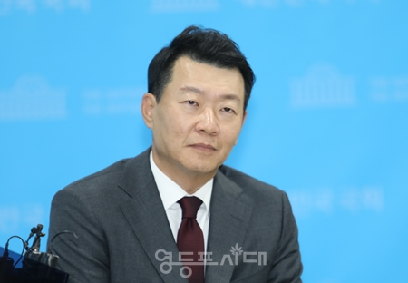 ▲윤희석 대변인이 11월 8일 국회 소통관 2층 백브리핑장에서 ‘나때 Break’를 진행하고 있다. Ⓒ영등포시대 