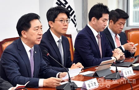 ▲국민의힘 김기현 대표(사진 오른쪽)가 9일 국회에서 열린 최고위원회 모두 발언에서 윤석열 대통령이 8일 지명한 조희대 신임 대법원장 후보에 대해 “합리적이고 소신 있는 인품으로 신망이 두터운 인물로 정평이 나 있다”라고 밝히고 있다. Ⓒ영등포시대