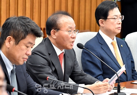 ▲윤재옥 원내대표(사진 가운데)가 11월 14일 국회에서 열린 원내대책회의 모두 발언에서 “민주당이 세금을 올리자는 것은 참으로 유아적이고 단세포적인 발상이다. 한마디로 수권 정당의 자격이 없다”라고 목소리를 높이고 있다. Ⓒ영등포시대