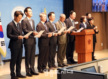 ▲민주당 국회의원 30명이 11월 15일 국회 소통관에서 기자회견을 열고 “노무현·김대중 정신 당당히 계승하는 길이 가장 좋은 총선 선거 전략이다”라며 “‘위성정당 방지법’ 당론 추진을 촉구하고 있다.ⓒ영등포시대