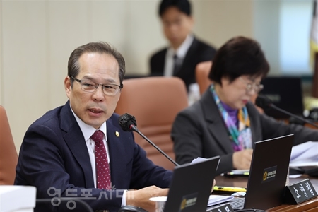 ▲서울시의회 소영철 의원(왼쪽 사진)은 “서울교통공사는 앞으로 5년간 44개 역사의 환기설비를 교체할 계획이지만, 재정난을 겪는 공사의 여건을 고려하면 또다시 축소될 공산이 크다”고 지적했다.