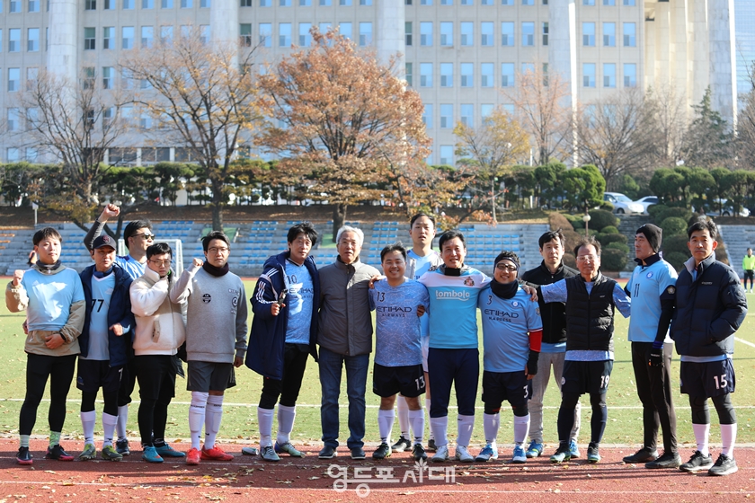 ▲국회 출입 기자축구단이 11월 18일 오후, 국회 운동장에서 영등포 신길5동 OB팀, 보성중·고등학교 동문팀과 각각 친선경기를 펼친 후 기념 촬영을 하고 있다. Ⓒ영등포시대