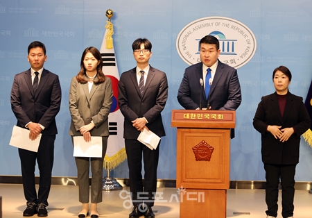 ▲민주당의 젊은 정치인들이 11월 21일 국회 소통관에서 기자회견을 열고 “현행 선거법인 준연동형 비례대표제보다 더 좋은 선거제 개편에 대한 합의가 결렬되면 현행 선거법인 준연동형 비례대표제로 선거를 치러야 한다”라고 주장하고 있다. Ⓒ영등포시대