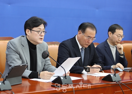 ▲홍익표 원내대표(사진 왼쪽)가 21일 국회에서 열린 원내대책회의에서 “정부·여당의 예산안 심사에 대한 보다 전향적인 태도를 촉구한다”라며 “국민이 원칙이고 민생이 기준이다”라고 밝히고 있다. Ⓒ영등포시대 