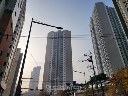 ▲23년 11월 23일 오전 10시 30분(현재) 영등포구 국회대로 54길, 초미세먼지로 하늘이 뿌옇다. Ⓒ영등포시대 