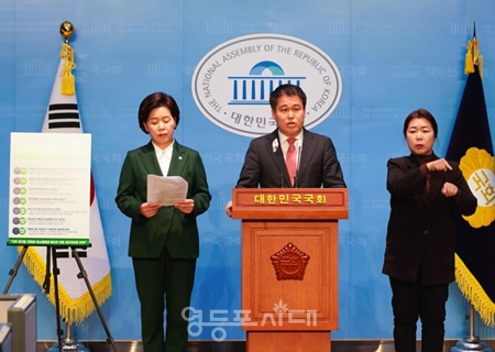 ▲한국의희망 김법정 사무총장이 11월 23일 국회 소통관에서 정책 제5탄으로 “기후 위기 시대, 탄소중립 녹색 대전환 7가지 약속”을 발표하고 있다. Ⓒ영등포시대  