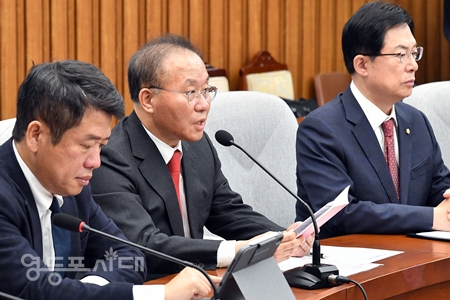 ▲윤재옥 원내대표(사진 가운데)가 24일 “민주당이 탄핵에 쏟는 열정의 반이라도 민생 경제와 국가개혁에 쏟았다면 훨씬 많은 경제 현안이 해결되고 국민의 고통도 줄어들었을 것이다”라고 밝히고 있다. Ⓒ영등포시대