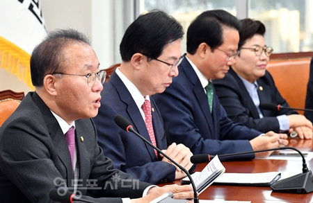 ▲윤재옥 원내대표(사진 왼쪽)가 28일 국회에서 열린 원내대책회의 모두 발언에서 “탄핵소추란 아주 무겁게 사용되어야 할 국회의 권한이다”라고 목소리를 높이고 있다. Ⓒ영등포시대