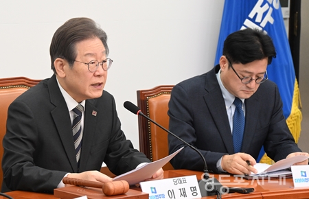 ▲이재명 대표(사진 왼쪽)가 11월 29일 국회에서 열린 최고위원회에서 “민생예산 증액으로 국민의 삶을 지켜내겠다”라고 강조하고 있다. Ⓒ영등포시대