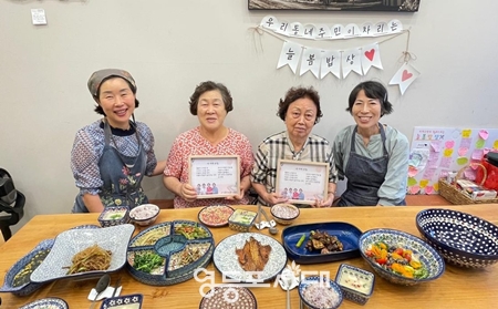 ▲▲어르신들 자조모임 ‘우정밥상’-식사를 나누고 있는 모습/이미지=영등포구 제공