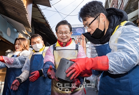 ▲최호권 영등포구청장(오른쪽 두 번째)이 2일, 쪽방촌에서 연탄 배달 봉사활동을 하고 있다./이미지=영등포구 제공