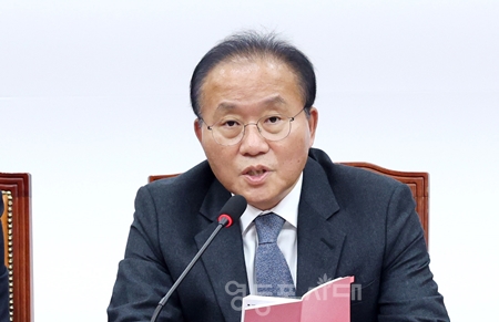 ▲윤재옥 원내대표가 “민주당은 악법 강행과 사회적 혼란 시도를 멈추고 21대 국회가 민생에 대한 논의로 마무리될 수 있도록 협력해 주시길 부탁드린다”라고 말하고 있다. Ⓒ영등포시대 