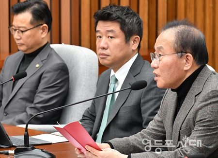 ▲윤재옥 원내대표(사진 오른쪽)가 12일 국회에서 열린 원내대책회의 모두 발언에서 “의료는 국민의 생명과 건강을 돌보는 인술인데 의료계 문제만큼은 힘 대결이 아니라 이해당사자들의 선의에 기초해 풀어나갈 수 있기를 희망한다”라고 말하고 있다. Ⓒ영등포시대 