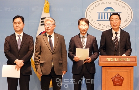 ▲원칙과상식이 12월 14일 국회 소통관에서 기자회견을 열고 총선승리를 위해 “당대표부터 지도부 그리고 586 중진들 각자 기득권을 내려놓는 선당후사를 결단해야 한다”라며 586과 이재명 대표의 결단을 촉구하고 있다. Ⓒ영등포시대